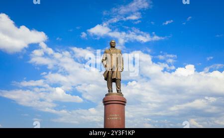 Uzbekistan, Samarcanda - 10 maggio 2019: Statua di Islam Karimov nel centro della città Foto Stock