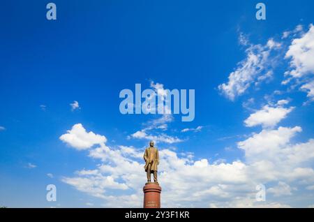 Uzbekistan, Samarcanda - 10 maggio 2019: Statua di Islam Karimov nel centro della città Foto Stock