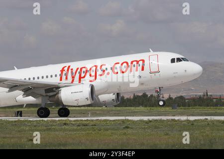 KONYA, TURKIYE - 9 MAGGIO 2023: Decollo dell'Airbus A320-214 (7145) Pegasus Airlines dall'aeroporto di Konya Foto Stock