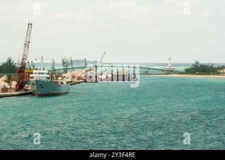 Nassau, Bahamas - 15 aprile 2008: Una vista delle navi e del Crystal Cay Bridge, con l'osservatorio abbandonato del Coral World sullo sfondo Foto Stock