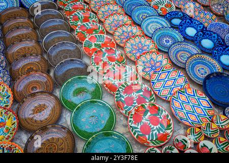 Piatti luminosi e colorati in stile orientale uzbeko sul mercato locale, l'Uzbekistan Foto Stock