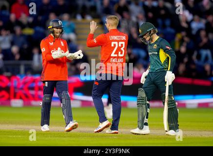 L'inglese Liam Livingstone (centro) festeggia con l'inglese Phil Salt (a sinistra) che prende il wicket dell'australiano Jake Fraser-McGurk (a destra) durante il secondo incontro internazionale T20 a Sophia Gardens, Cardiff. Data foto: Venerdì 13 settembre 2024. Foto Stock