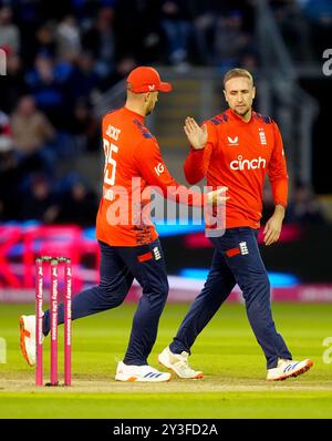 L'inglese Liam Livingstone (a destra) festeggia con l'inglese Will Jacks (a sinistra) dopo aver preso il wicket dell'australiano Marcus Stoinis durante la seconda partita internazionale T20 al Sophia Gardens di Cardiff. Data foto: Venerdì 13 settembre 2024. Foto Stock