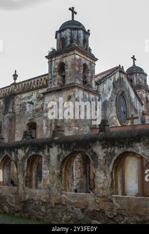 Un convento cristiano con una cappella sullo sfondo. Una strada acciottolata in una città del Messico. Foto Stock