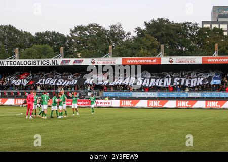 Rotterdam, Paesi Bassi. 13 settembre 2024. ROTTERDAM, PAESI BASSI - 13 SETTEMBRE: La bandiera dello sponsor DSW di Excelsior Rotterdam durante l'incontro olandese Keuken Kampioen Divisie tra Excelsior Rotterdam e Telstar al Van Donge & De Roo Stadion il 13 settembre 2024 a Rotterdam, Paesi Bassi. (Foto di Hans van der Valk/Orange Pictures) credito: dpa/Alamy Live News Foto Stock