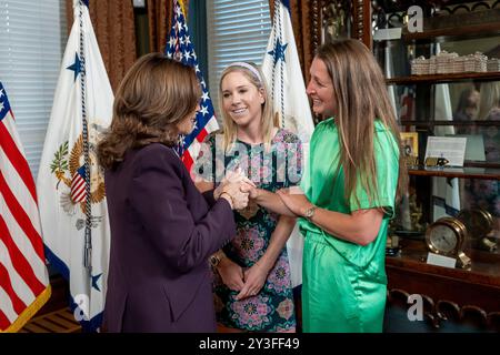 Il vicepresidente Kamala Harris posa per una linea fotografica con i creatori di contenuti giovedì 20 giugno 2024 presso il Vice President Ceremonial Office nell'Eisenhower Executive Office Building alla Casa Bianca. (Foto ufficiale della Casa Bianca di Carlos Fyfe) Foto Stock