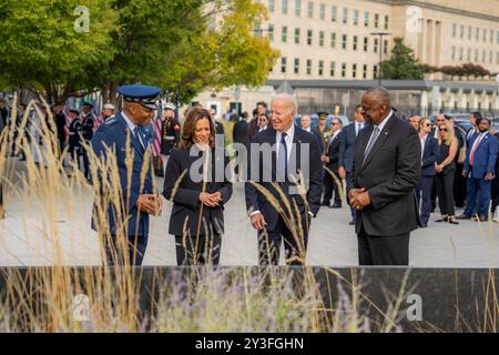 Il Presidente Joe Biden e il Vicepresidente Kamala Harris hanno partecipato ad una cerimonia di posa delle corone al National Pentagon Memorial 9/11 nel 23° anniversario degli attentati terroristici del 9/11, mercoledì 11 settembre 2024, ad Arlington, Virginia. (Foto ufficiale della Casa Bianca di Adam Schultz) Foto Stock