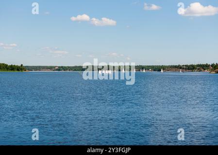 Barche a vela sull'acqua in Svezia. Bambini che navigano su un lago con piccole barche a vela (catamarani). Foto Stock