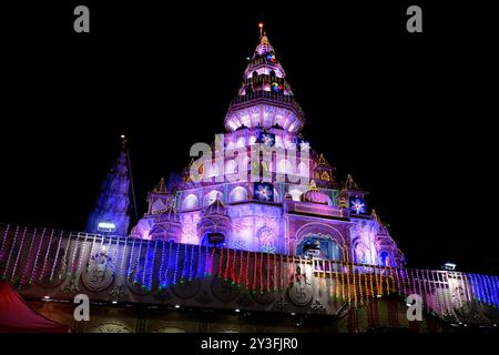 13 settembre 2024, Pune, Maharashtra, India, Un'enorme folla si riunisce per assistere alla grandiosa replica del Tempio Himachal Jatoli Shiva creata dai Dagdusheth Foto Stock