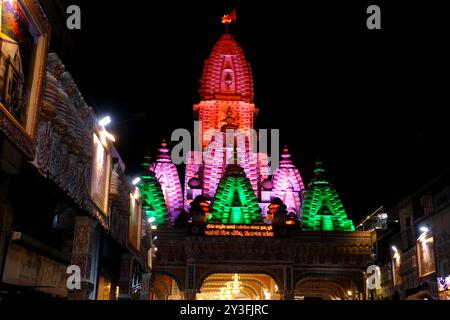 13 settembre 2024, Pune, Maharashtra, India, Un'enorme folla si riunisce per assistere alla grandiosa replica del Tempio Himachal Jatoli Shiva creata dai Dagdusheth Foto Stock