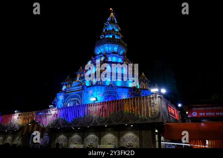 13 settembre 2024, Pune, Maharashtra, India, Un'enorme folla si riunisce per assistere alla grandiosa replica del Tempio Himachal Jatoli Shiva creata dai Dagdusheth Foto Stock