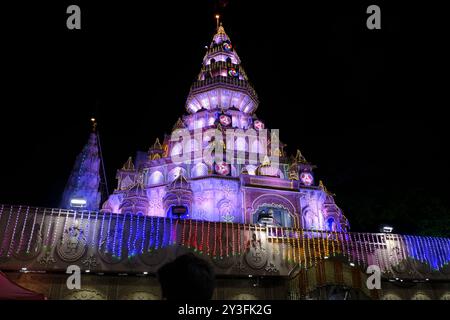 13 settembre 2024, Pune, Maharashtra, India, Un'enorme folla si riunisce per assistere alla grandiosa replica del Tempio Himachal Jatoli Shiva creata dai Dagdusheth Foto Stock