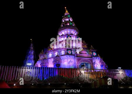 13 settembre 2024, Pune, Maharashtra, India, Un'enorme folla si riunisce per assistere alla grandiosa replica del Tempio Himachal Jatoli Shiva creata dai Dagdusheth Foto Stock