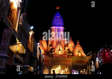 13 settembre 2024, Pune, Maharashtra, India, Un'enorme folla si riunisce per assistere alla grandiosa replica del Tempio Himachal Jatoli Shiva creata dai Dagdusheth Foto Stock