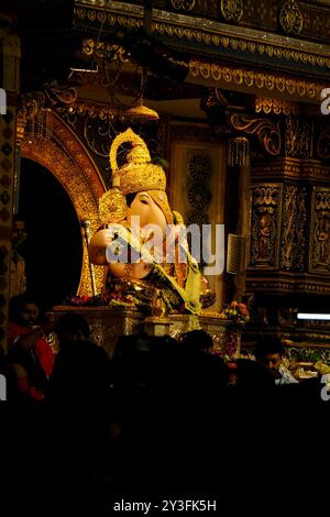 13 settembre 2024, Pune, Maharashtra, India, Un'enorme folla si riunisce per assistere alla grandiosa replica del Tempio Himachal Jatoli Shiva creata dai Dagdusheth Foto Stock