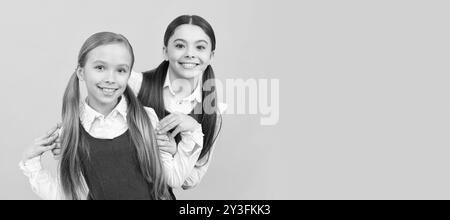 Scuole ragazze amici. Cura e preoccupazione, ritorno a scuola. I bambini felici indossano uniformi formali. Manifesto orizzontale isolato della studentessa della scuola. Banner Foto Stock