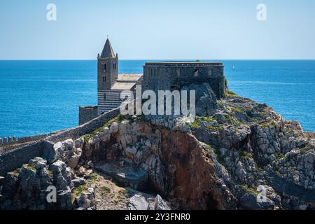 Chiesa di San Pietro fortificata su una piccola penisola rocciosa a Porto Venere, Italia. Mar Ligure color azzurro sullo sfondo. Foto Stock