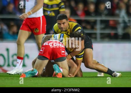 St Helens, Regno Unito. 13 settembre 2024. Ellie El Zakhem e Liam Horne affrontano un giocatore dei Saint Helens *** durante la partita di Super League tra St Helens e Castleford Tigers al Totally Wicked Stadium di St Helens, Regno Unito, il 13 settembre 2024. Foto di Simon Hall. Solo per uso editoriale, licenza richiesta per uso commerciale. Non utilizzare in scommesse, giochi o pubblicazioni di singoli club/campionato/giocatori. Crediti: UK Sports Pics Ltd/Alamy Live News Foto Stock