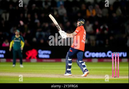 L'inglese Phil Salt batte un sei durante il secondo incontro internazionale T20 al Sophia Gardens di Cardiff. Data foto: Venerdì 13 settembre 2024. Foto Stock