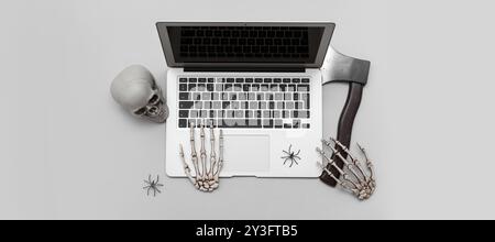 Laptop moderno e decorazioni per Halloween su sfondo chiaro Foto Stock