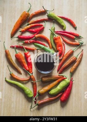 Caffè vintage e peperoncini colorati su un tavolo di legno Foto Stock