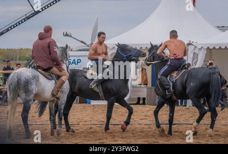 Gli atleti a cavallo lottano nella competizione Audaryspak, una tradizionale lotta per cavalieri, durante i World Nomad Games ad Astana, in Kazakistan. Foto Stock