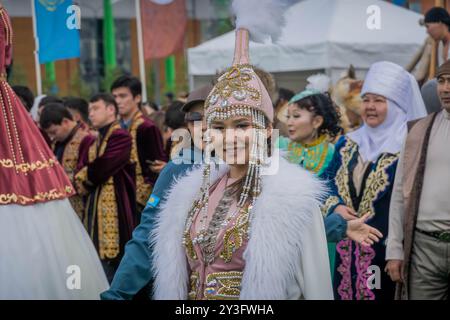 La donna in abiti tradizionali kazaki, una tradizione culturale del Kazakistan, durante l'evento World Nomad Games ad Astana, Asia centrale. Foto Stock