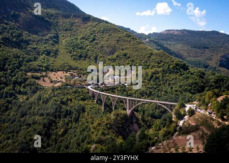 Ponte in cemento degli anni '1940 con grandi archi e una vista pittoresca del Montenegro Foto Stock