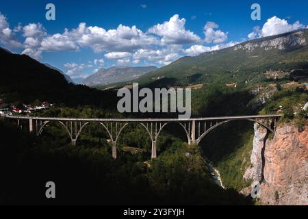 Ponte in cemento degli anni '1940 con grandi archi e una vista pittoresca del Montenegro Foto Stock