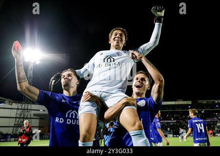 Den Bosch, Paesi Bassi. 13 settembre 2024. DEN BOSCH, PAESI BASSI - 13 SETTEMBRE: Il portiere TJEmme Bijlsma del FC Den Bosch, i giocatori del FC Den Bosch celebrano la vittoria durante la partita olandese Keuken Kampioen Divisie tra FC Den Bosch e ADO Den Haag allo Stadion de Vliert il 13 settembre 2024 a Den Bosch, Paesi Bassi. (Foto di Broer van den Boom/Orange Pictures) credito: Orange Pics BV/Alamy Live News Foto Stock