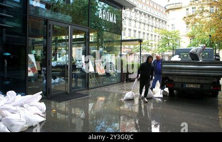 Praga, Repubblica Ceca. 13 settembre 2024. Il 13 settembre 2024 la gente posiziona i sacchi di sabbia all'ingresso di un ristorante a Praga, Repubblica Ceca. La Repubblica ceca si sta preparando a potenziali grandi inondazioni dopo che i meteorologi hanno esteso un allarme estremo alle inondazioni alla maggior parte del paese nei prossimi giorni. Crediti: Dana Kesnerova/Xinhua/Alamy Live News Foto Stock