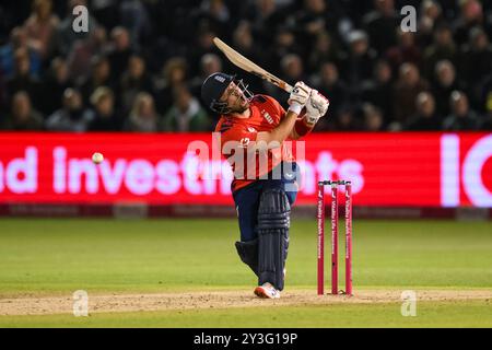 Liam Livingston, l'Inghilterra, reagisce all'essere colpito dal pallone durante la seconda Vitality IT20 Series England vs Australia al Sophia Gardens Cricket Ground, Cardiff, Regno Unito, 13 settembre 2024 (foto di Craig Thomas/News Images) Foto Stock