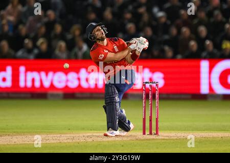 Liam Livingston, l'Inghilterra, reagisce all'essere colpito dal pallone durante la seconda Vitality IT20 Series England vs Australia al Sophia Gardens Cricket Ground, Cardiff, Regno Unito, 13 settembre 2024 (foto di Craig Thomas/News Images) Foto Stock