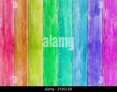 Sfondo colorato arcobaleno - tavole di legno in stile recinzione rustico sullo sfondo che regala una gamma di sfumature. Ripresentazione dello spettro completo. Foto Stock