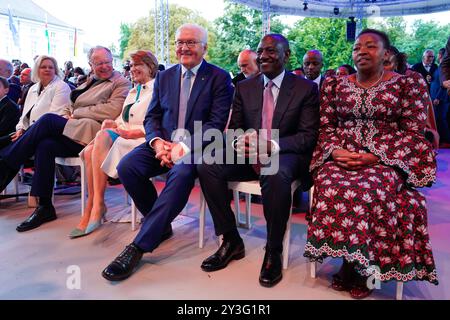 William Samoei Ruto e Rachel RutoWilliam Samoei Ruto e Rachel Ruto, Frank-Walter Steinmeier, Elke Büdenbender Tag des offenen Schlosses, Bürgerfest, Bundespräsident Frank-Walter Steinmeier, Elke Büdenbender, Schloss Bellevue, mit Präsident der Republik Kenia, William Samoei Ruto e Rachel Ruto Berlin GER *** William Samoei Ruto e Rachel RutoWilliam Samoei Ruto e Rachel Ruto, Frank Walter Steinmeier, Elke Büdenbender Open Palace Day, Citizens Festival, Presidente Federale Frank Walter Steinmeier, Elke Büdenbender, Palazzo Bellevue, con Presidente della Repubblica del Kenya, William S Foto Stock