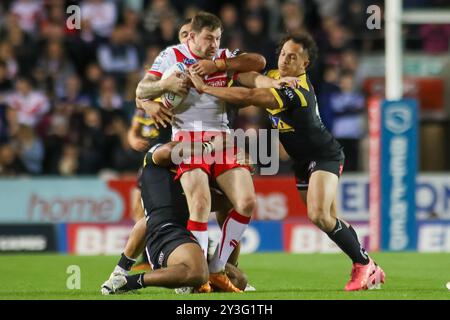 St Helens, Regno Unito. 13 settembre 2024. *** Liam Horne affronta il Saint Helens Mark Percival durante la partita di Super League tra St Helens e Castleford Tigers al Totally Wicked Stadium, St Helens, Regno Unito, il 13 settembre 2024. Foto di Simon Hall. Solo per uso editoriale, licenza richiesta per uso commerciale. Non utilizzare in scommesse, giochi o pubblicazioni di singoli club/campionato/giocatori. Crediti: UK Sports Pics Ltd/Alamy Live News Foto Stock