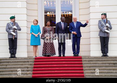 William Samoei Ruto e Rachel RutoWilliam Samoei Ruto e Rachel Ruto, Frank-Walter Steinmeier, Elke Büdenbender Tag des offenen Schlosses, Bürgerfest, Bundespräsident Frank-Walter Steinmeier, Elke Büdenbender, Schloss Bellevue, mit Präsident der Republik Kenia, William Samoei Ruto e Rachel Ruto Berlin GER *** William Samoei Ruto e Rachel RutoWilliam Samoei Ruto e Rachel Ruto, Frank Walter Steinmeier, Elke Büdenbender Open Palace Day, Citizens Festival, Presidente Federale Frank Walter Steinmeier, Elke Büdenbender, Palazzo Bellevue, con Presidente della Repubblica del Kenya, William S Foto Stock