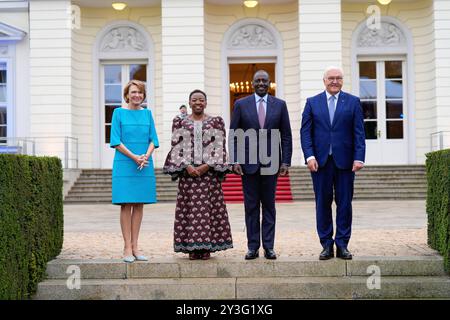 William Samoei Ruto e Rachel RutoWilliam Samoei Ruto e Rachel Ruto, Frank-Walter Steinmeier, Elke Büdenbender Tag des offenen Schlosses, Bürgerfest, Bundespräsident Frank-Walter Steinmeier, Elke Büdenbender, Schloss Bellevue, mit Präsident der Republik Kenia, William Samoei Ruto e Rachel Ruto Berlin GER *** William Samoei Ruto e Rachel RutoWilliam Samoei Ruto e Rachel Ruto, Frank Walter Steinmeier, Elke Büdenbender Open Palace Day, Citizens Festival, Presidente Federale Frank Walter Steinmeier, Elke Büdenbender, Palazzo Bellevue, con Presidente della Repubblica del Kenya, William S Foto Stock