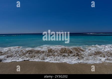 Spiaggia di sabbia gialla, onde alte e pericolose, Costa Adeje, Oceano Atlantico, famosa Playa del Duque Teneriffe Foto Stock