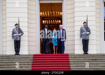 William Samoei Ruto e Rachel RutoWilliam Samoei Ruto e Rachel Ruto, Frank-Walter Steinmeier, Elke Büdenbender Tag des offenen Schlosses, Bürgerfest, Bundespräsident Frank-Walter Steinmeier, Elke Büdenbender, Schloss Bellevue, mit Präsident der Republik Kenia, William Samoei Ruto e Rachel Ruto Berlin GER *** William Samoei Ruto e Rachel RutoWilliam Samoei Ruto e Rachel Ruto, Frank Walter Steinmeier, Elke Büdenbender Open Palace Day, Citizens Festival, Presidente Federale Frank Walter Steinmeier, Elke Büdenbender, Palazzo Bellevue, con Presidente della Repubblica del Kenya, William S Foto Stock