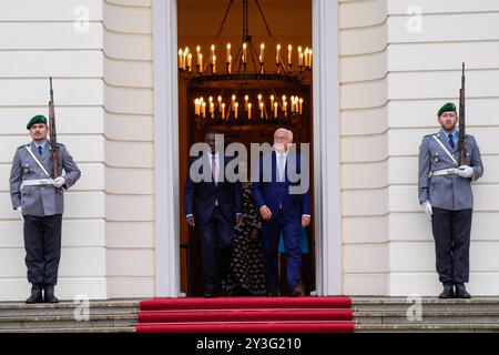 William Samoei Ruto e Rachel RutoWilliam Samoei Ruto e Rachel Ruto, Frank-Walter Steinmeier, Elke Büdenbender Tag des offenen Schlosses, Bürgerfest, Bundespräsident Frank-Walter Steinmeier, Elke Büdenbender, Schloss Bellevue, mit Präsident der Republik Kenia, William Samoei Ruto e Rachel Ruto Berlin GER *** William Samoei Ruto e Rachel RutoWilliam Samoei Ruto e Rachel Ruto, Frank Walter Steinmeier, Elke Büdenbender Open Palace Day, Citizens Festival, Presidente Federale Frank Walter Steinmeier, Elke Büdenbender, Palazzo Bellevue, con Presidente della Repubblica del Kenya, William S Foto Stock