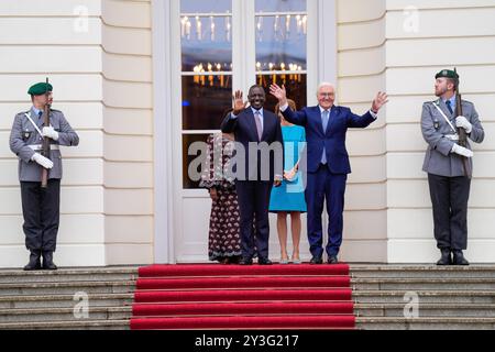 William Samoei Ruto e Rachel RutoWilliam Samoei Ruto e Rachel Ruto, Frank-Walter Steinmeier, Elke Büdenbender Tag des offenen Schlosses, Bürgerfest, Bundespräsident Frank-Walter Steinmeier, Elke Büdenbender, Schloss Bellevue, mit Präsident der Republik Kenia, William Samoei Ruto e Rachel Ruto Berlin GER *** William Samoei Ruto e Rachel RutoWilliam Samoei Ruto e Rachel Ruto, Frank Walter Steinmeier, Elke Büdenbender Open Palace Day, Citizens Festival, Presidente Federale Frank Walter Steinmeier, Elke Büdenbender, Palazzo Bellevue, con Presidente della Repubblica del Kenya, William S Foto Stock