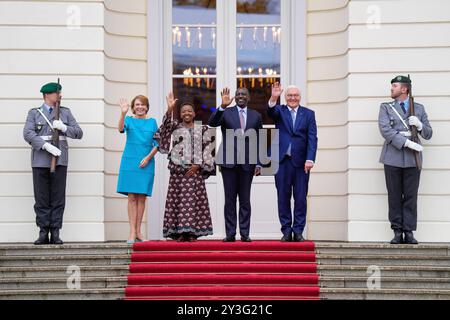 William Samoei Ruto e Rachel RutoWilliam Samoei Ruto e Rachel Ruto, Frank-Walter Steinmeier, Elke Büdenbender Tag des offenen Schlosses, Bürgerfest, Bundespräsident Frank-Walter Steinmeier, Elke Büdenbender, Schloss Bellevue, mit Präsident der Republik Kenia, William Samoei Ruto e Rachel Ruto Berlin GER *** William Samoei Ruto e Rachel RutoWilliam Samoei Ruto e Rachel Ruto, Frank Walter Steinmeier, Elke Büdenbender Open Palace Day, Citizens Festival, Presidente Federale Frank Walter Steinmeier, Elke Büdenbender, Palazzo Bellevue, con Presidente della Repubblica del Kenya, William S Foto Stock