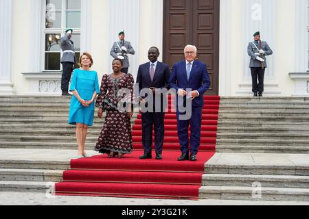 William Samoei Ruto e Rachel RutoWilliam Samoei Ruto e Rachel Ruto, Frank-Walter Steinmeier, Elke Büdenbender Tag des offenen Schlosses, Bürgerfest, Bundespräsident Frank-Walter Steinmeier, Elke Büdenbender, Schloss Bellevue, mit Präsident der Republik Kenia, William Samoei Ruto e Rachel Ruto Berlin GER *** William Samoei Ruto e Rachel RutoWilliam Samoei Ruto e Rachel Ruto, Frank Walter Steinmeier, Elke Büdenbender Open Palace Day, Citizens Festival, Presidente Federale Frank Walter Steinmeier, Elke Büdenbender, Palazzo Bellevue, con Presidente della Repubblica del Kenya, William S Foto Stock