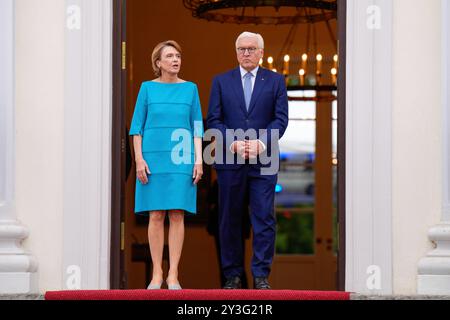 William Samoei Ruto e Rachel RutoWilliam Samoei Ruto e Rachel Ruto, Frank-Walter Steinmeier, Elke Büdenbender Tag des offenen Schlosses, Bürgerfest, Bundespräsident Frank-Walter Steinmeier, Elke Büdenbender, Schloss Bellevue, mit Präsident der Republik Kenia, William Samoei Ruto e Rachel Ruto Berlin GER *** William Samoei Ruto e Rachel RutoWilliam Samoei Ruto e Rachel Ruto, Frank Walter Steinmeier, Elke Büdenbender Open Palace Day, Citizens Festival, Presidente Federale Frank Walter Steinmeier, Elke Büdenbender, Palazzo Bellevue, con Presidente della Repubblica del Kenya, William S Foto Stock