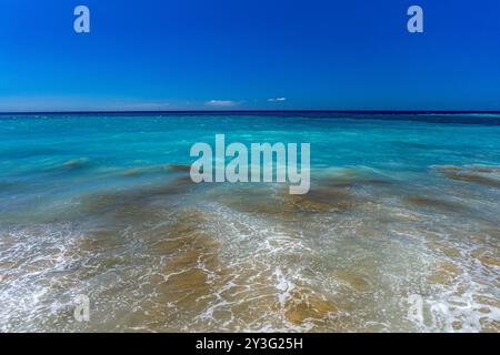 Spiaggia di sabbia gialla, onde alte e pericolose, Costa Adeje, Oceano Atlantico, famosa Playa del Duque Teneriffe Foto Stock