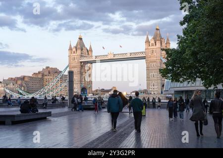 Londra, Regno Unito. 13 settembre 2024.Regno Unito Meteo. Tramonto sul Tower Bridge con Dockland sullo sfondo. Inghilterra Regno Unito . Credito: Glosszoom/Alamy Live News Foto Stock