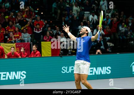 Bologna, Italia. 13 settembre 2024. Matteo Berrettini celebra la sua vittoria contro il belga Alexander Blockx durante la fase a gironi delle finali di Coppa Davis 2024 a Bologna tra Italia e Belgio all'Unipol Arena il 13 settembre 2024 a Bologna. Crediti: Massimiliano Donati/Alamy Live News Foto Stock