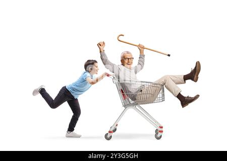 Nipote che si diverte e spinge suo nonno all'interno di un carrello isolato su sfondo bianco Foto Stock