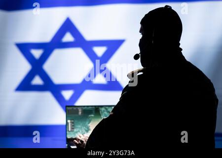 La spia iraniana nella sala di controllo dell'agenzia di intelligence utilizza la tecnologia militare per identificare le minacce durante il conflitto arabo-israeliano. L'agente segreto del Mossad usa il software per fare operazioni segrete di guerra Foto Stock